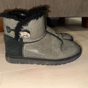 Uggs women’s size 9